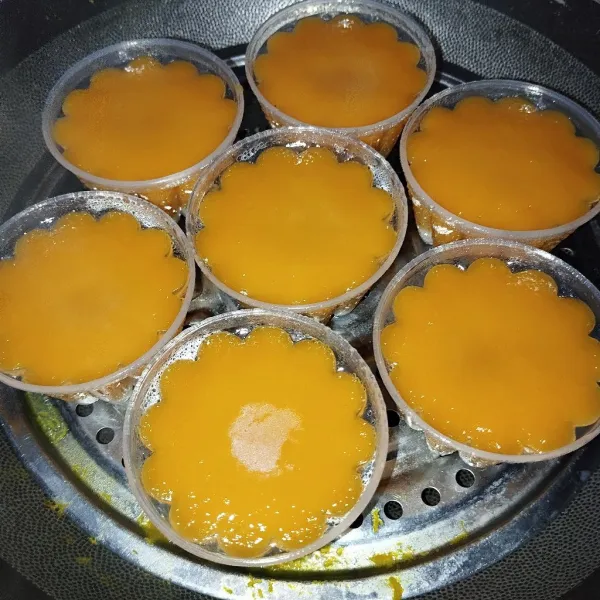 Tuang adonan kuning kemudian kukus hingga matang.