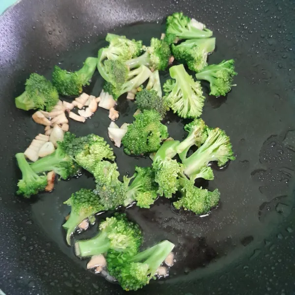 Masukkan brokoli lalu aduk rata.