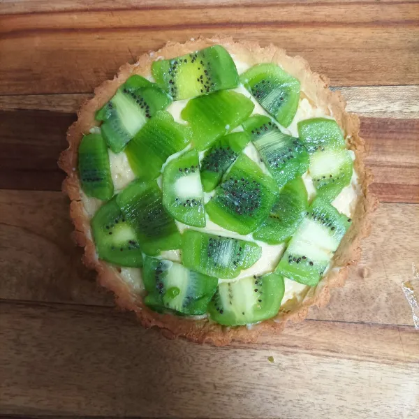 Lalu susun kiwi di atasnya. Sajikan dan siap disantap