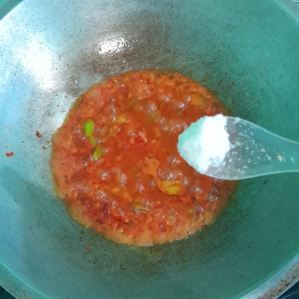 Masukkan garam dan kaldu bubuk, masak sampai bau langu hilang, lalu tes rasa
