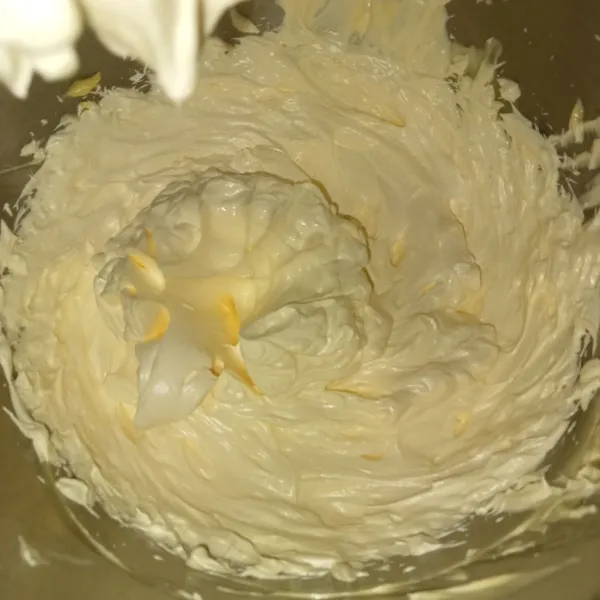 Kocok butter dan essens vanilli sampai mengembang putih.