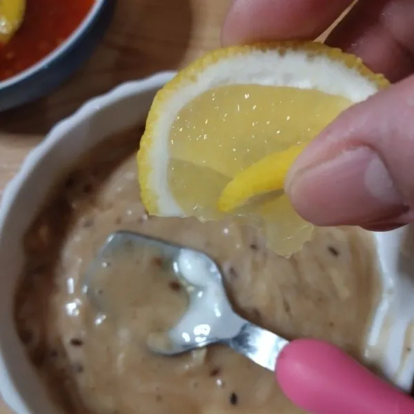 Terakhir beri perasan lemon, aduk rata.
