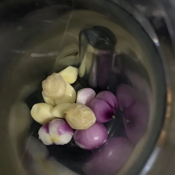 Masukkan bumbu ke dalam blender kemudian proses hingga halus.