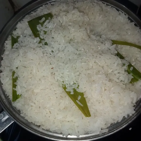 Kukus beras ketan yang sudah direndam 30 menit dengan daun pandan, kukus selama 15 menit.