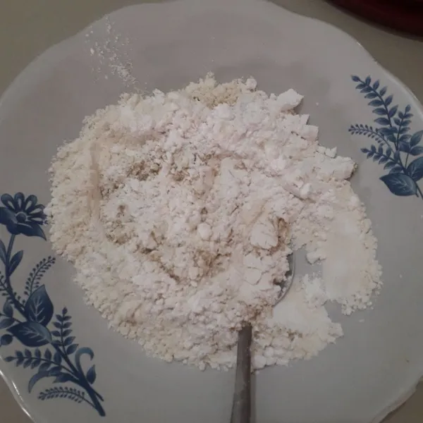 Siapkan bahan tepung, campurkan ke dalam mangkuk tepung terigu dan tepung beras. Bumbui dengan bawang putih, garam, kaldu jamur dan ketumbar lalu aduk-aduk sampai tercampur.