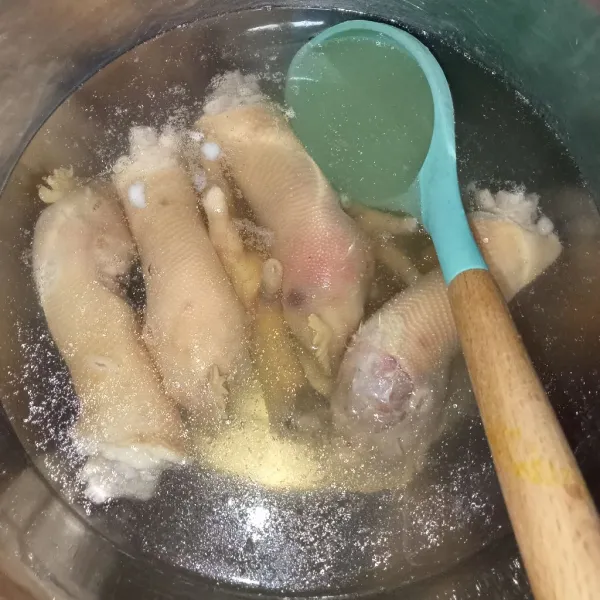 Cuci bersih ceker dan kepala ayam kemudian rebus 15 menit hingga setengah empuk.
