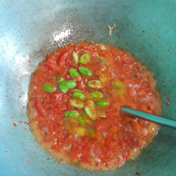 Tambahkan petai aduk rata