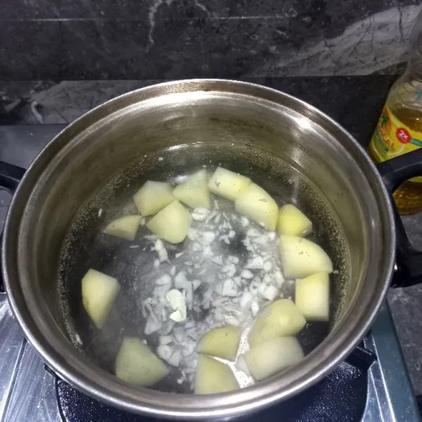 Masukkan bawang putih geprek, masak hingga mendidih.