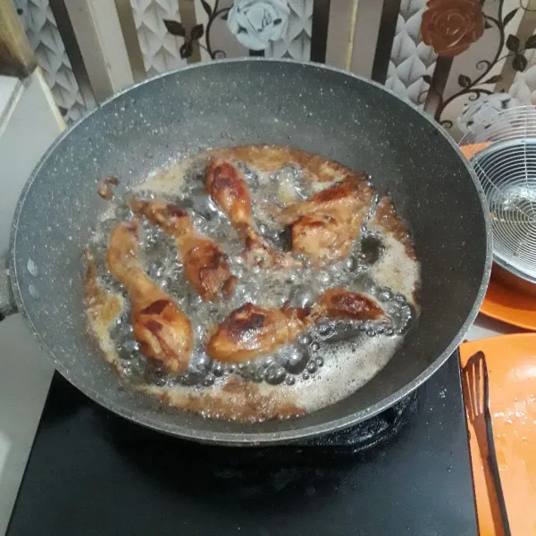 Panaskan minyak goreng dalam wajan lalu masukkan ayam dan goreng sampai berkulit lalu angkat dan sajikan.