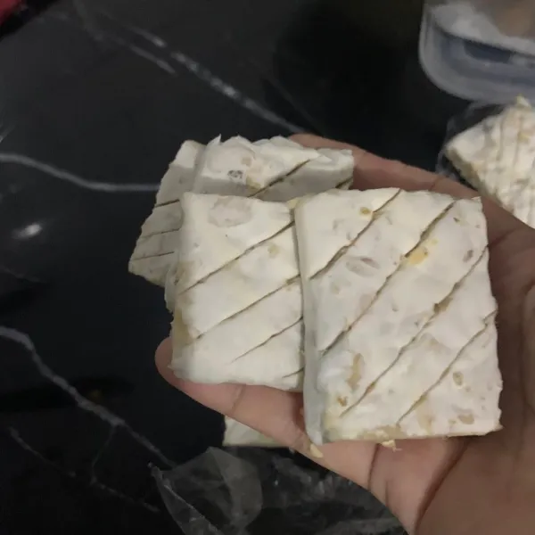 Potong tempe sesuai selera lalu garit-garit.