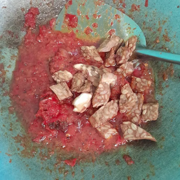 Matikan kompor dan tunggu cabe dingin lalu masukkan ayam dan tempe kemudian aduk rata. Angkat dan siap disajikan.