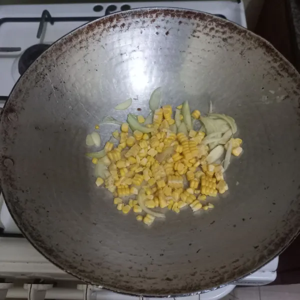 Masukkan jagung manis pada wajan.