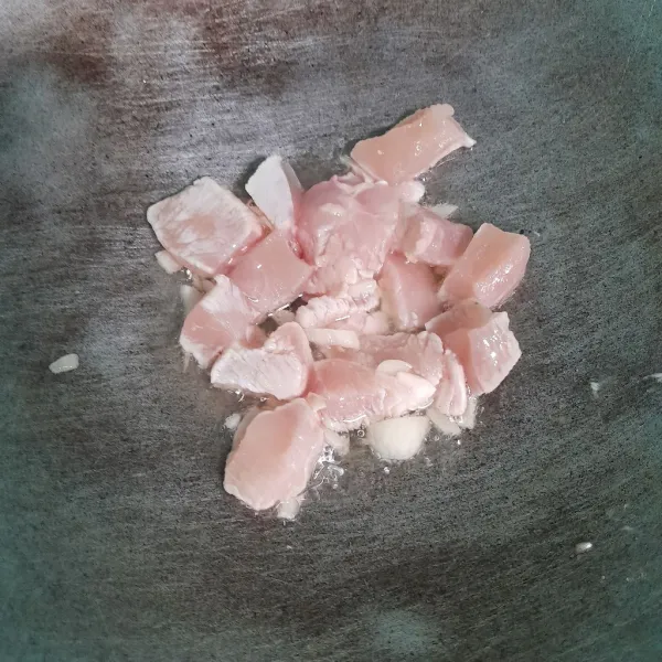 Masukkan ayam dan masak sebentar.