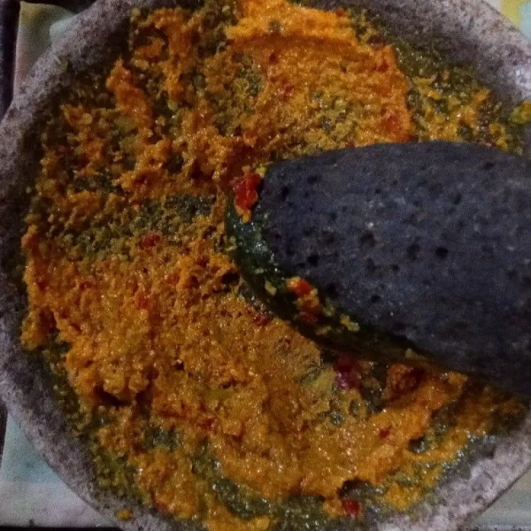 Ulek bawang merah, bawang putih, ketumbar, kemiri, kunyit, jahe, cabe merah dan garam hingga halus.
