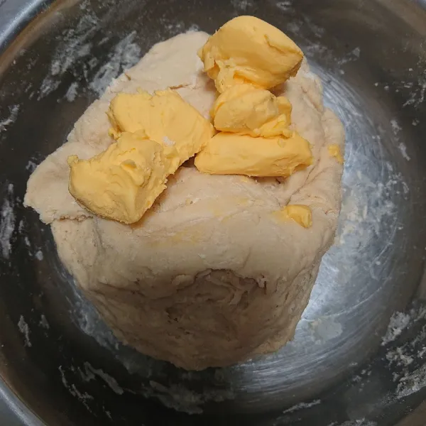 Tambahkan margarin dan garam. Uleni hingga kalis.