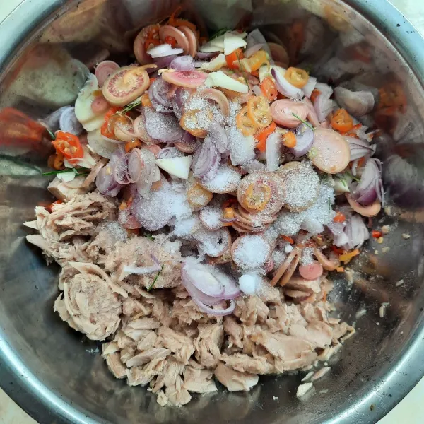 Campurkan ke dalam tuna. Aduk hingga rata