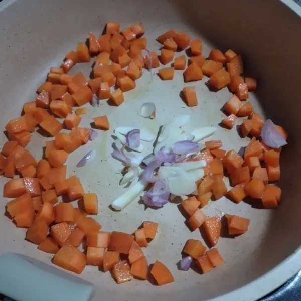 Masukkan irisan bawang putih dan bawang merah, tumia hingga harum.