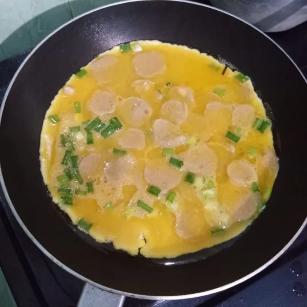 Goreng di teflon hingga matang di kedua sisinya.