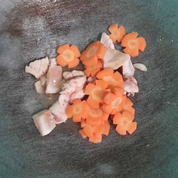 Masukkan potongan wortel.