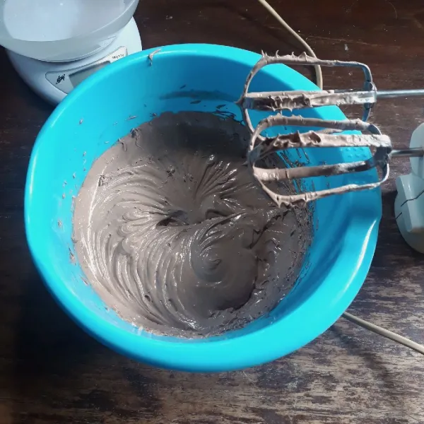 Tambahkan cokelat bubuk, tepung terigu, dan baking powder yang sudah diayak. Mixer rendah asal rata saja.