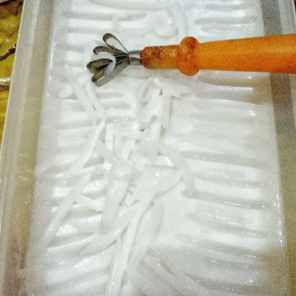 Setelah jelly kelapa set, serut-serut dengan serutan kelapa, sisihkan.