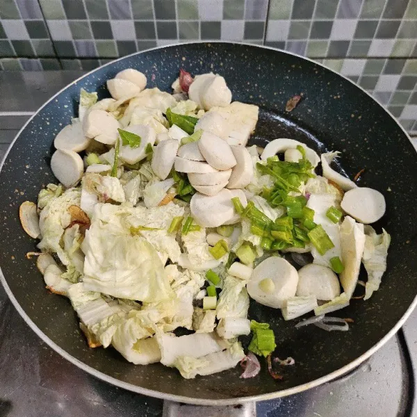 Lalu masukkan bakso ikan dan daun bawang yang sudah dipotong-potong.