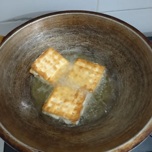 Panaskan minyak goreng, goreng gabin hingga sedikit kemerahan dan angkat, jangan terlalu lama digoreng agar tidak hangus.