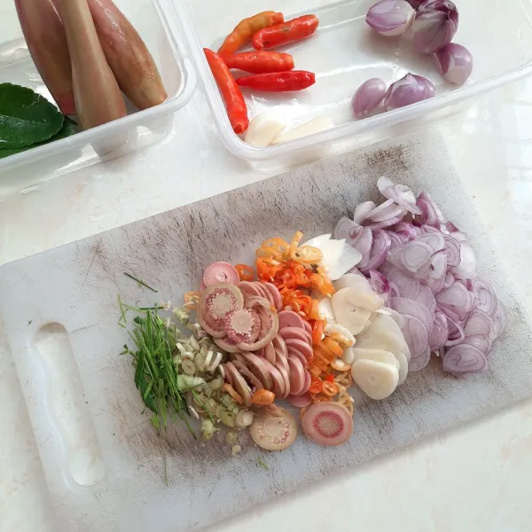 Selanjutnya, iris bawang merah, bawang putih, cabai rawit, kecombrang, serai, dan daun jeruk
