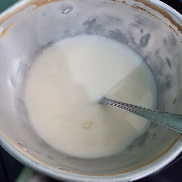 Masak bahan lapisan susu hingga mendidih. Tuang di atas lapisan kopi, biarkan set.