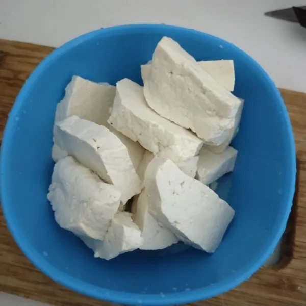Potong-potong tahu.