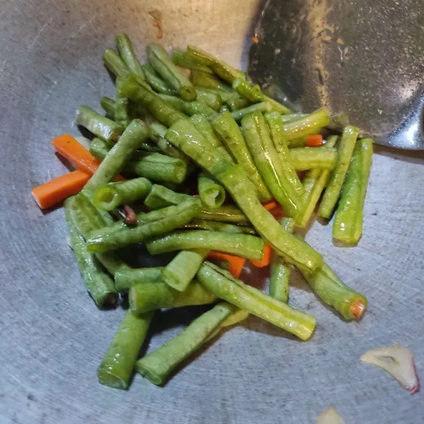 Masukkan kacang panjang, aduk hingga layu.