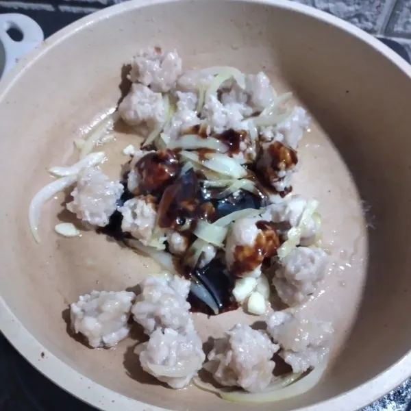 Tambahkan saos tiram dan kecap asin.