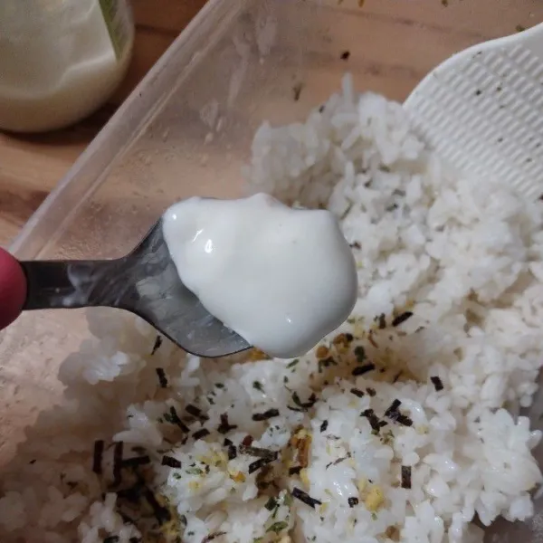 Campur nasi dengan mayones dan bubuk nori, aduk hingga tercampur rata.