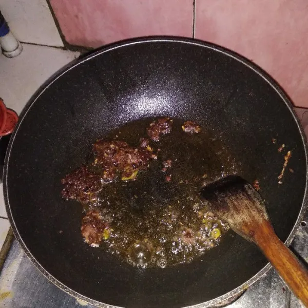 Tumis bumbu halus hingga harum.