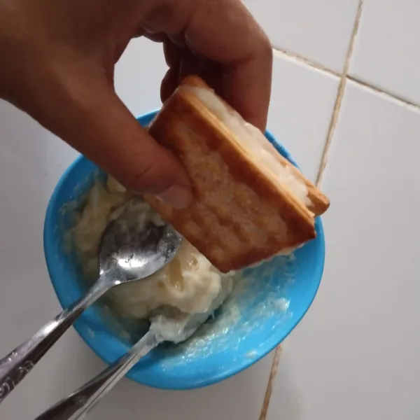 Ambil 1 buah gabin dan tutupi salah satu bagiannya dengan vla tape, ambil lagi satu gabin dan tempel pada gabin yang sudah diberi vla hingga membentuk sandwich, lakukan sampai selesai.