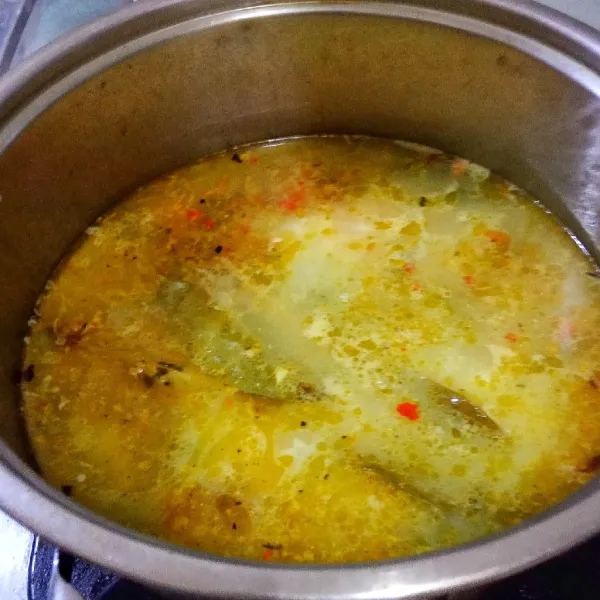 Masukkan santan, aduk rata. Masak hingga mendidih sambil terus diaduk agar santan tidak pecah. Angkat.