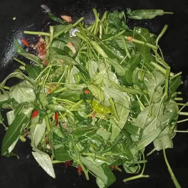 Masukkan kangkung yang sudah dipotong, aduk-aduk sampai sedikit layu.