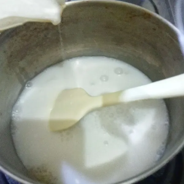 Campur jadi satu jelly bubuk rasa kelapa, 30 gram gula pasir, garam, santan dan pasta kelapa. Masak sambil terus diaduk hingga mendidih. Angkat.