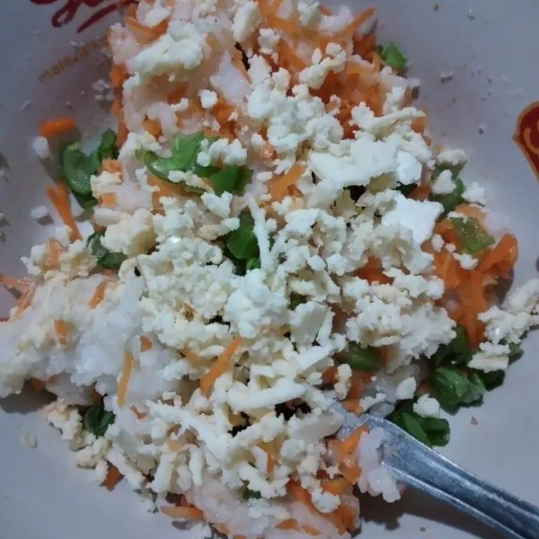 Campur nasi dengan buncis dan wortel, potong keju kecil-kecil, aduk hingga rata.