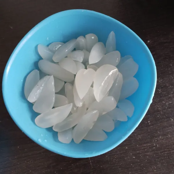Potong-potong kolang-kaling dan cuci bersih.