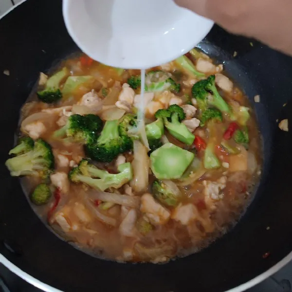 Tuang brokoli, masak sebentar, lalu tuang larutan maizena. Aduk-aduk hingga larutan maizena tercampur.