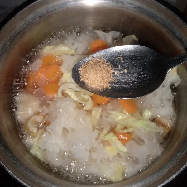 Masukkan kaldu bubuk dan lada bubuk, bawang goreng tunggu sampai wortel matang, dan siap dihidangkan.
