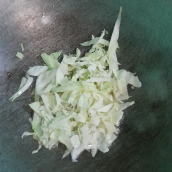 Masukkan kubis lalu aduk rata.