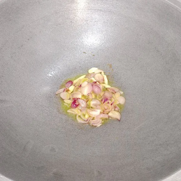 Masukkan bawang merah dan bawang putih lalu tumis hingga harum.