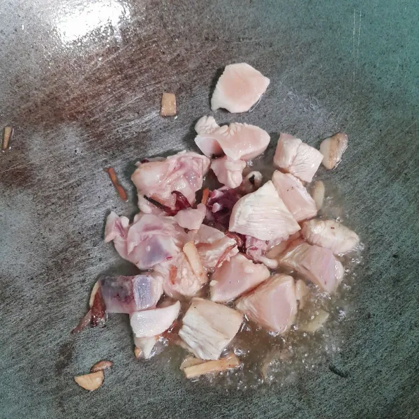 Masukkan potongan ayam, aduk rata.