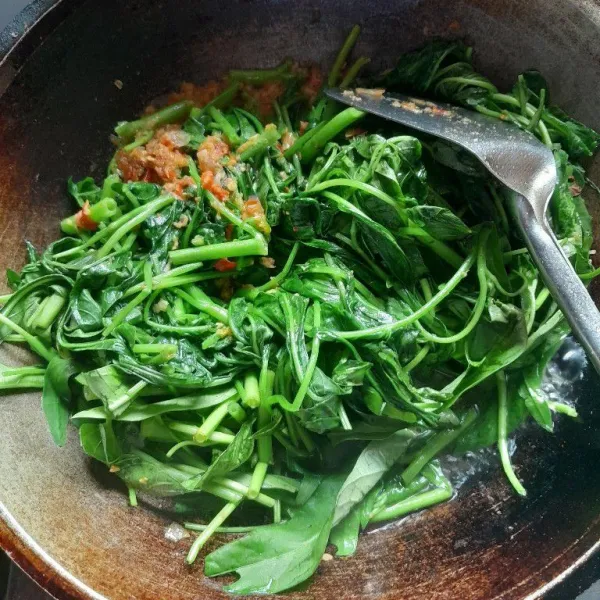 Setelah bumbu matang, masukkan kangkung dan air, aduk-aduk. Tambahkan garam dan penyedap rasa secukupnya. Tes rasa, tunggu hingga matang, cah kangkung ebi siap disajikan dengan nasi hangat.