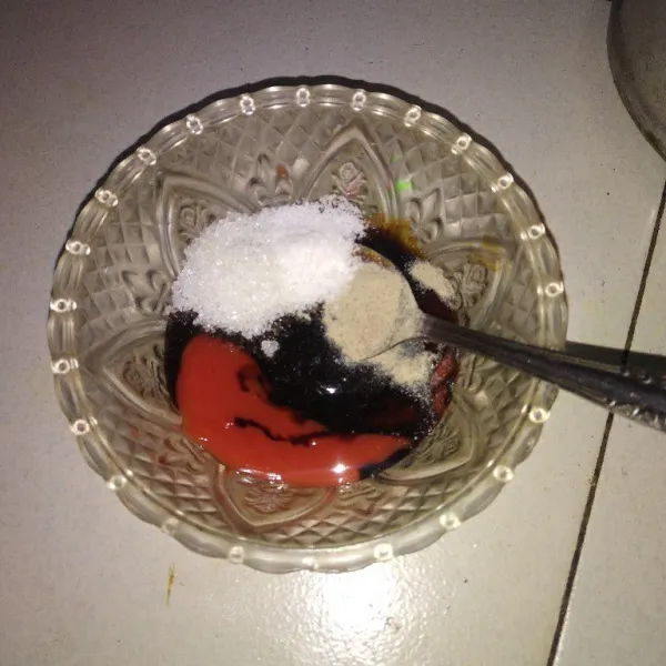 Campur menjadi saus tiram, saus sambal, kecap manis, lada bubuk, gula dan garam halus. Kemudian aduk rata. Sisihkan.