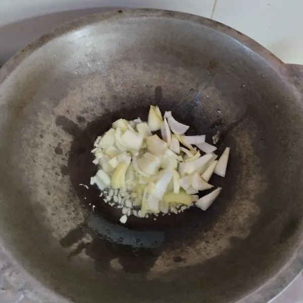 Tumis bawang putih dan bombay sampai harum dan layu.