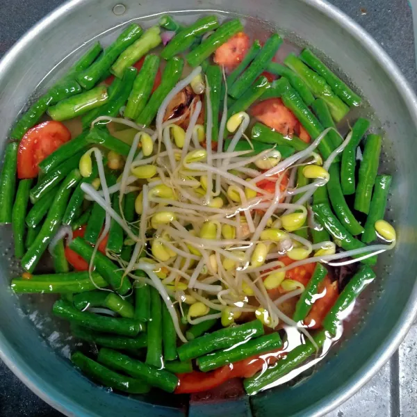 Masukkan tauge kedelai, tunggu matang dan siap disajikan.