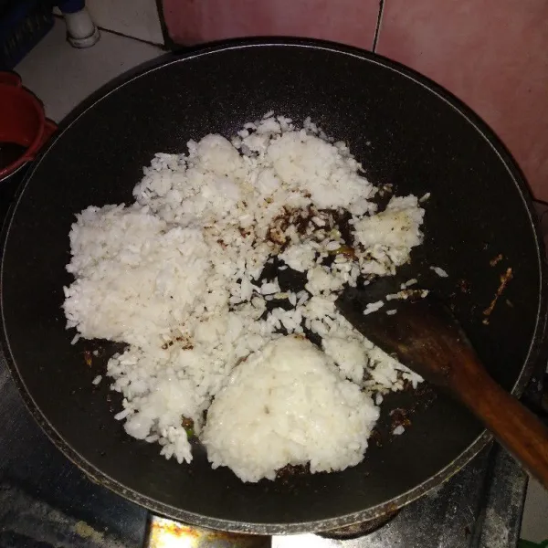 Tambahkan nasi, kemudian aduk hingga tercampur rata.